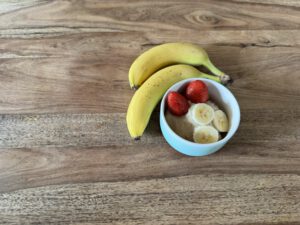 Bananen-Nicecream mit Rhabarber-Erdbeer-Sauce © SLfG/VNS