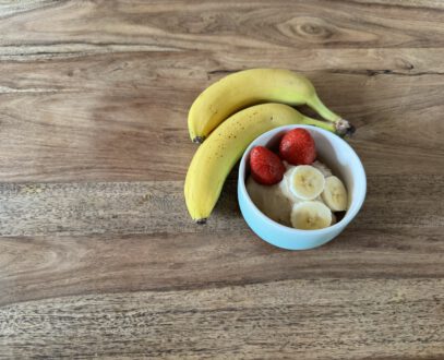 Bananen-Nicecream mit Rhabarber-Erdbeer-Sauce © SLfG/VNS